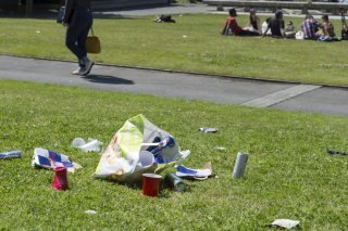 Le "littering" sera puni au niveau national en Suisse (archives). KEYSTONE/ANTHONY ANEX